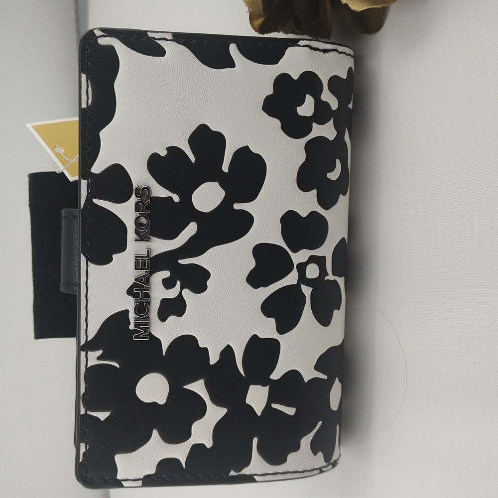 NWT Michael Kors Black and White Floral Wallet - Picture 7 of 7
